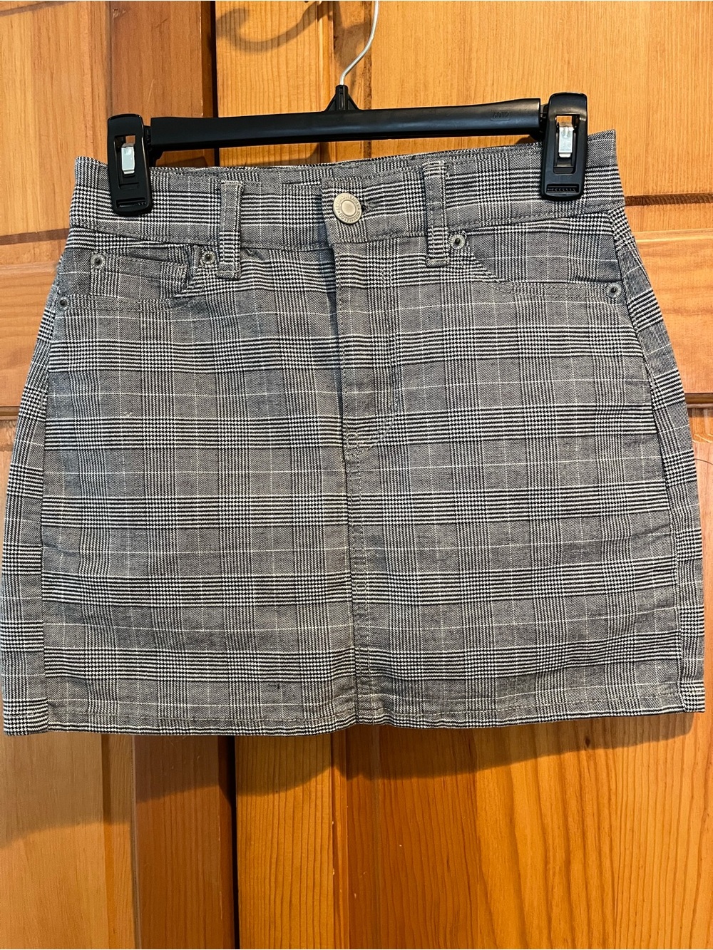 American Eagle Plaid Mini Skirt in Black and White. Size 00